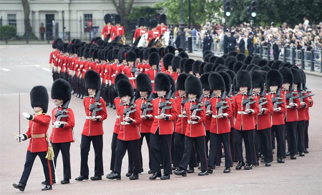 Mit einer farbenprächtigen Militärparade im Herzen Londons feiert Großbritannien...
