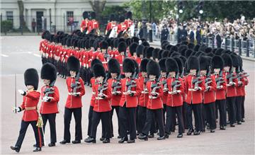 Mit einer farbenprächtigen Militärparade im Herzen Londons feiert Großbritannien...
