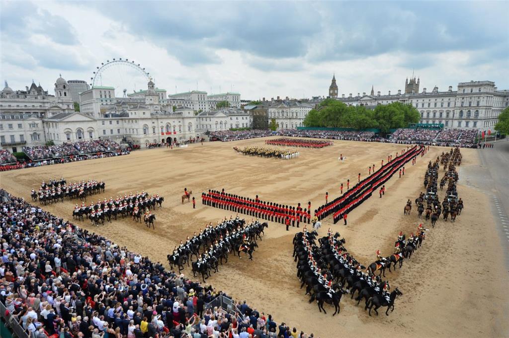 Mit einer farbenprächtigen Militärparade im Herzen Londons feiert Großbritannien...