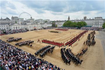 Mit einer farbenprächtigen Militärparade im Herzen Londons feiert Großbritannien...