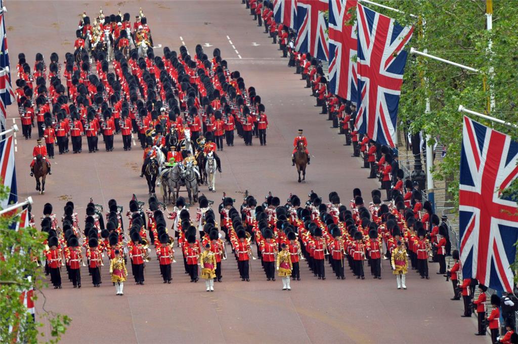 Mit einer farbenprächtigen Militärparade im Herzen Londons feiert Großbritannien...