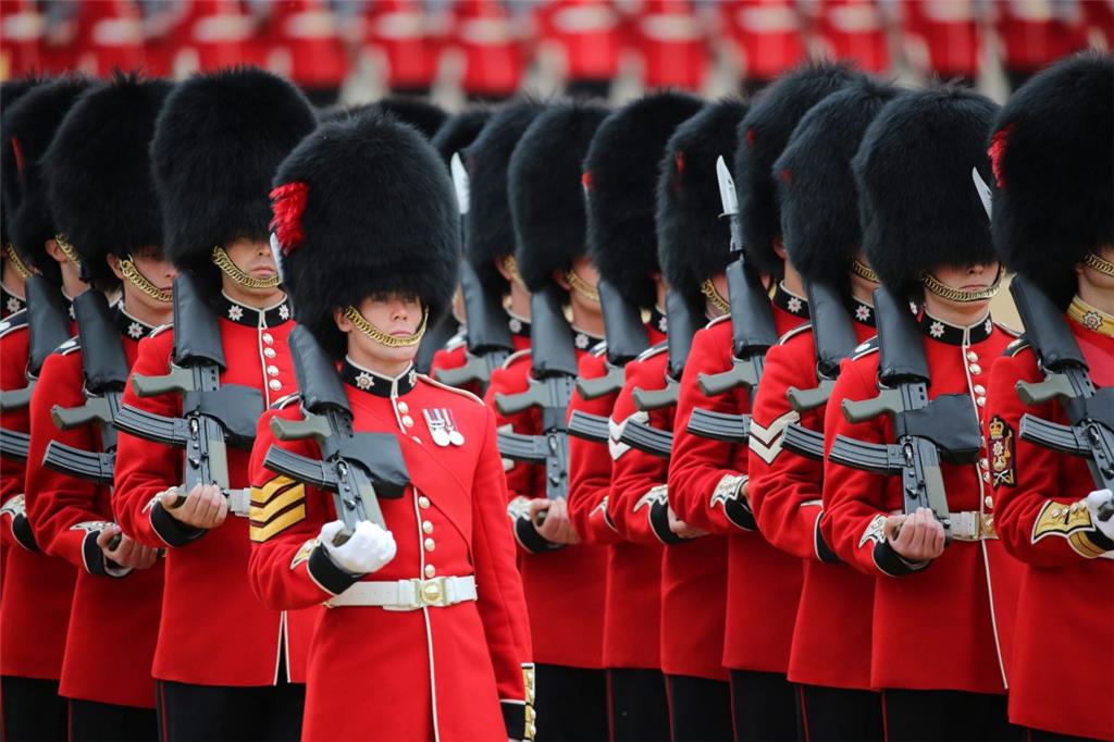 Mit einer farbenprächtigen Militärparade im Herzen Londons feiert Großbritannien...