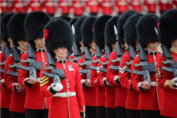 Mit einer farbenprächtigen Militärparade im Herzen Londons feiert Großbritannien...