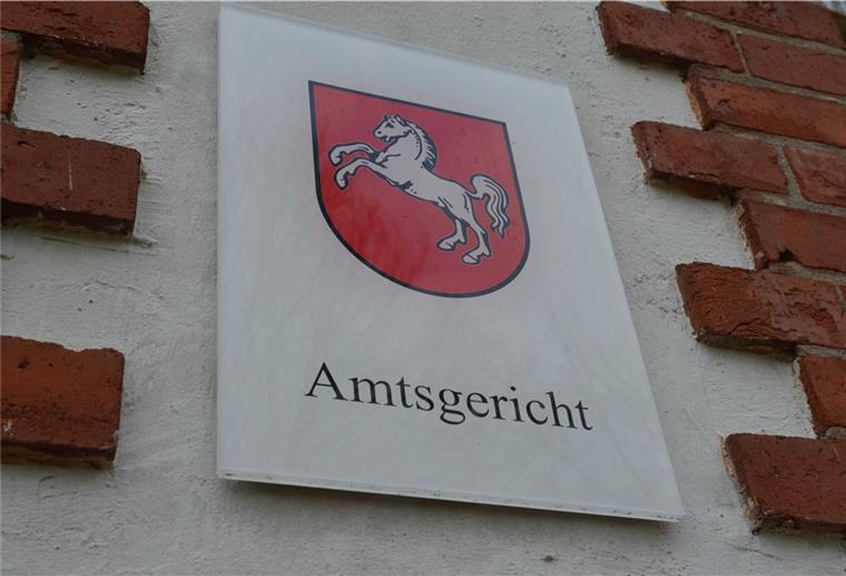 Zeven: Rentner nach Schüssen auf Kinder verurteilt Mit einer Gaspistole hat ein Rentner in Zeven mehrere Metallgeschosse auf Nachbarskinder abgefeuert. Jetzt hat das Amtsgericht ihn wegen gefährlicher Körperverletzung verurteilt.