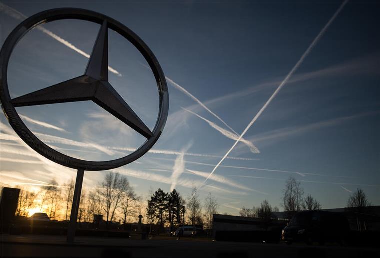 Aktivisten stürmen Gleise in Bremen und legen Mercedes-Zug lahm Mit einer gezielten Aktion haben Aktivisten am Montagmorgen eine Bahnstrecke zum Mercedes-Werk in Bremen stillgelegt.