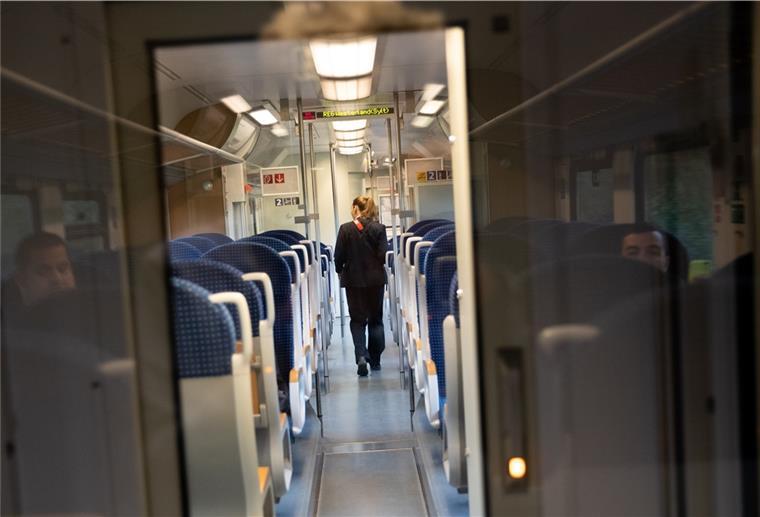 Bahn setzt auf mehr Einstellungen von Frauen Eine Schaffnerin geht durch einen Regionalzug.