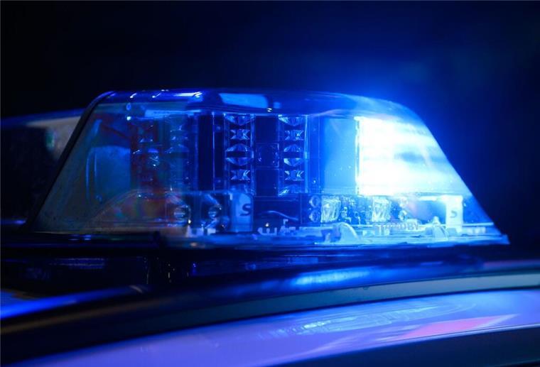 Tödlicher Angriff auf 73-Jährigen: Mann mit Hantel erschlagen und angezündet Ein Blaulicht leuchtet auf einem Einsatzfahrzeuge der Polizei.