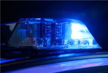 Ein Blaulicht leuchtet auf einem Einsatzfahrzeuge der Polizei.