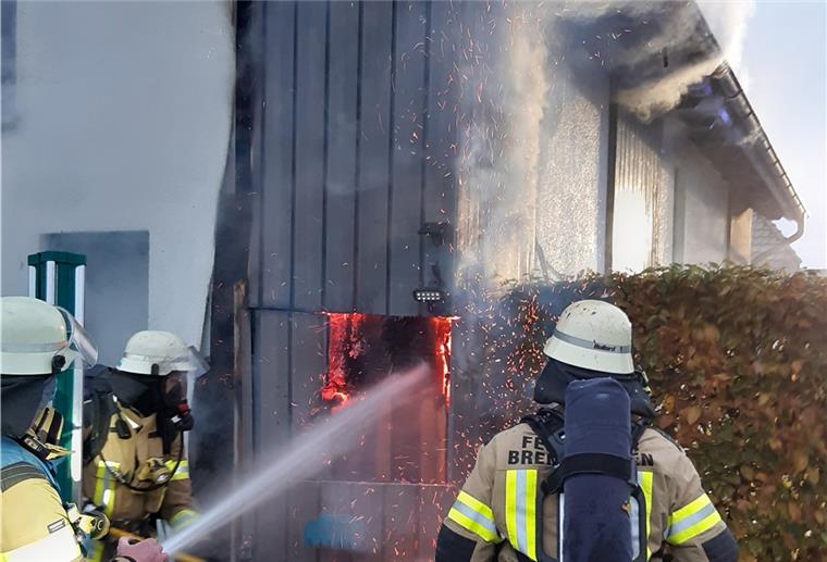 Wohnhaus in Lehe nach Brand unbewohnbar Mit einer Kettensäge schnitt die Feuerwehr zum Löschen ein Loch in die Wand.