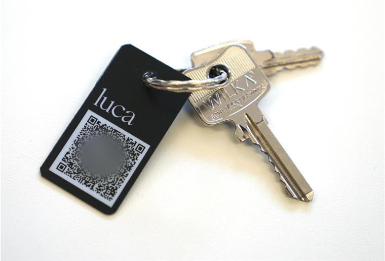 Luca-Schlüsselanhänger sorgt oftmals für Frust Ein Schlüsselanhänger mit QR-Code und der Aufschrift "luca" liegt auf einem Tisch.