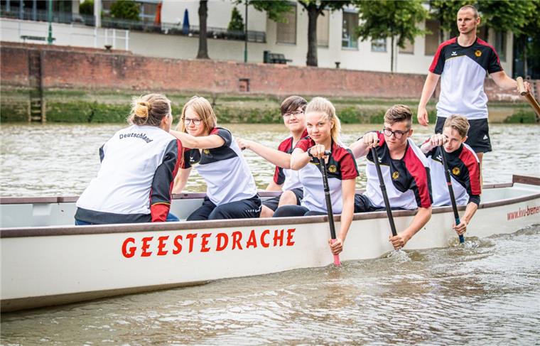 Mit einer Medaille zurück aus Moskau: Teamkapitänin Lena Dages (links) und Trainer Sebastian Müller (rechts) mit den Sportlern (ab Zweite von links) Pauline Pawlik, Fynn Seybold, Marie Körner, Max Ritter und Jannis Müller.  