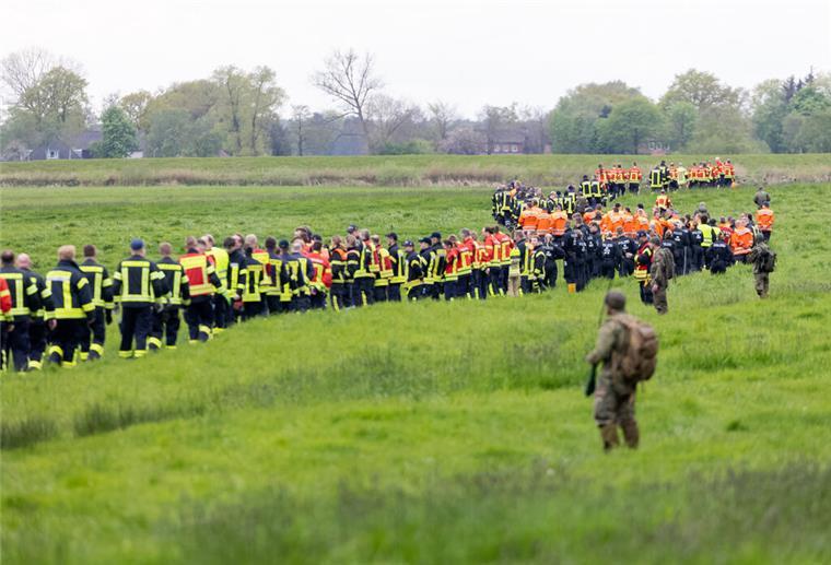 Vermisster Arian bleibt wie vom Erdboden verschluckt - Suche wird fortgesetzt Mit einer Menschenkette haben Soldaten der Bundeswehr und Einsatzkräfte von Feuerwehr und Polizei sowie Freiwillige am Sonntag nach Arian gesucht. Am Montag geht die Suche weiter.