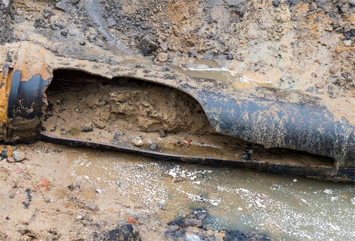 Ein kaputtes Wasserrohr. Mit einer neuen, digitalen Technik sollen Schäden nach Wasserrohrbruch oder Brand schneller reguliert werden.