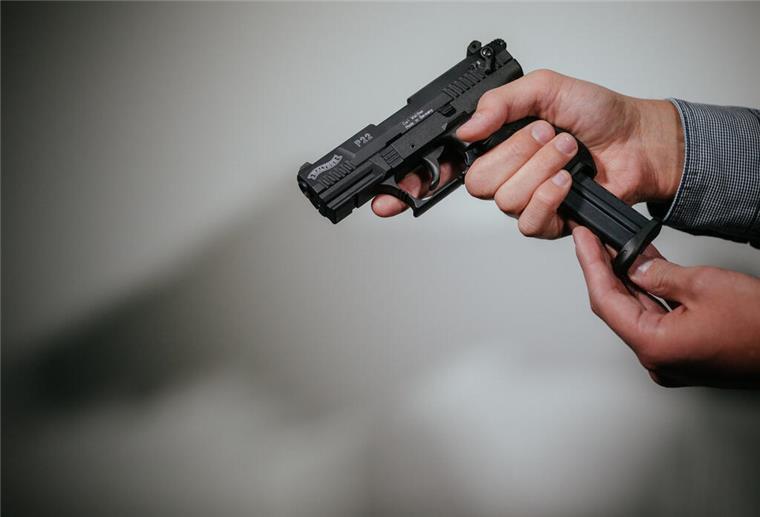 Mit einer Pistole bedrohte der Täter die Tankstellen-Angestellte (Symbolbild)