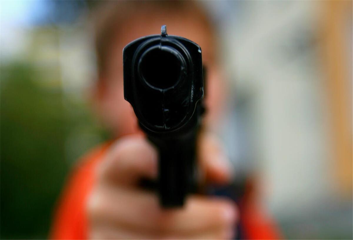 Jugendlicher will Kiosk überfallen - und wirft seine Pistole auf den Mitarbeiter Ein Kind hält in Berlin die Nachbildung einer Handfeuerwaffe.