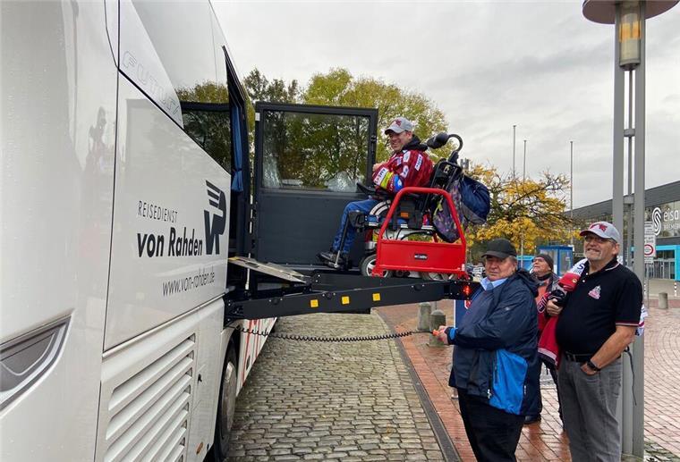 Starke Aktion! Pinguins-Fans erfüllen Rolli-Fahrer einen besonderen Wunsch Mit einer speziellen Rampe gelangt Eishockey-Fan Simon Brischke in den Fanbus.