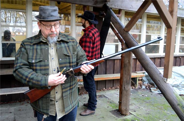 In Düring leben die Cowboys im Wohnmobil Mit einer Winchester 1885, Modell High Wall schießt Herbert Winkelmann beim Wintercamp in Düring auf Motivscheiben. Die Munition für die Waffe stellt er selbst her.