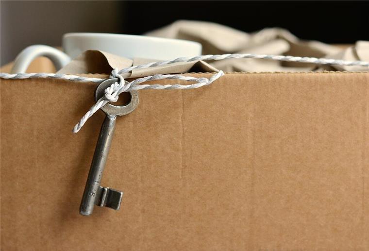 Stressfrei umziehen: Strategien zur Reduzierung von Umzugsstress Schlüssel auf Karton