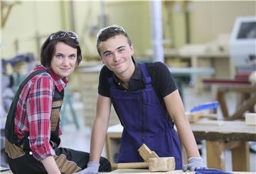 Junge Leute in Arbeitskleidung