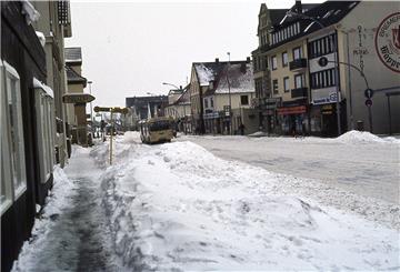 Mit eisiger Kälte und extremen Schneefällen stürzte der Winter 1978/79 den Norden ins Chaos. Im Bild die geräumte Weserstraße in Wulsdorf.