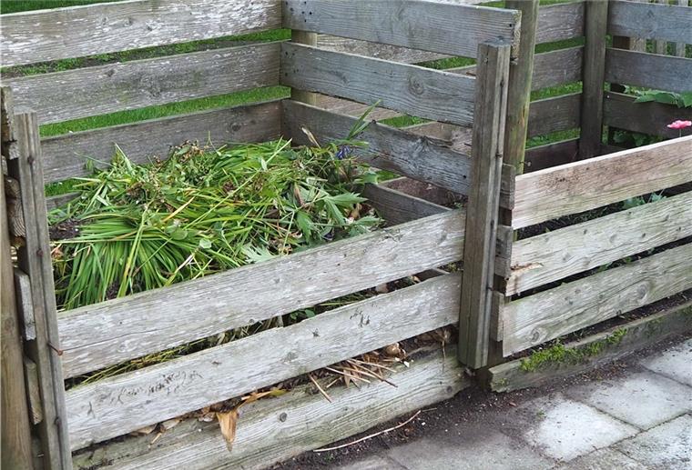 Der Kompost ist des Gärtners Freund Mit etwas handwerklichem Geschick lassen sich aus Holzbrettern und -pfosten Kompostsilos für den Garten bauen.