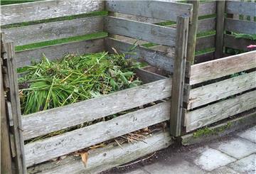 Mit etwas handwerklichem Geschick lassen sich aus Holzbrettern und -pfosten Kompostsilos für den Garten bauen.