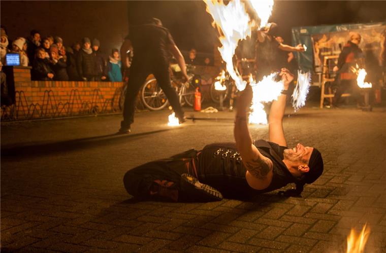 Weihnachtsmärkte im Cuxland: Das sind die schönsten Bilder Mit Feuer spielt man nicht? Die Profi-Formation „Freies Feuer“ schon. Auf dem Loxstedter Weihnachtsmarkt rund um die Kirche verzauberten die Pyro-Profis das Publikum am Samstagabend mit ihrer spektakulären und akrobatischen Feuershow.