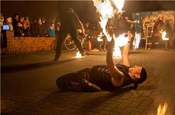Mit Feuer spielt man nicht? Die Profi-Formation „Freies Feuer“ schon. Auf dem Loxstedter Weihnachtsmarkt rund um die Kirche verzauberten die Pyro-Profis das Publikum am Samstagabend mit ihrer spektakulären und akrobatischen Feuershow. 