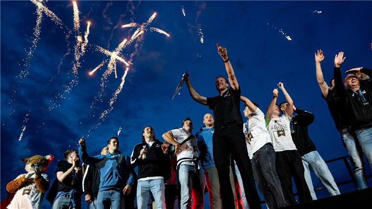 „Sind alle betrunken“: Große Füchse-Party in der Hauptstadt Mit Feuerwerk und Bierdusche: Füchse Berlin feiern den Titel.
