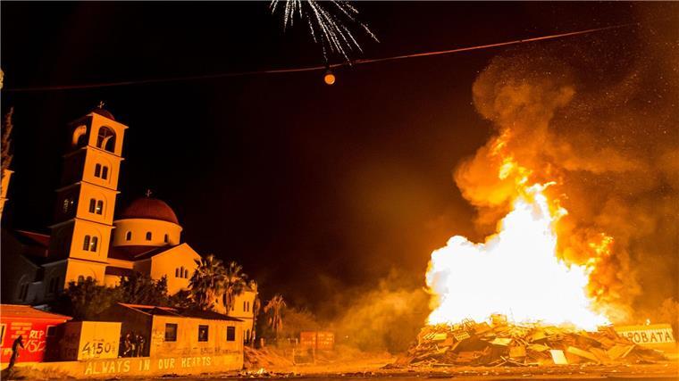 Katholiken und Orthodoxe: Diesmal keine Verwirrung um Ostern Mit Feuerwerk und Feuer wird auf Zypern Ostern gefeiert. (Archivbild)