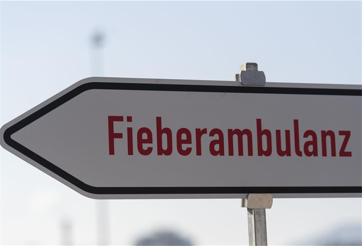 Corona: Spahn setzt auf Fieberambulanzen Schild in Pfeilform mit Aufdruck, rote Schrift auf weißer Fläche.