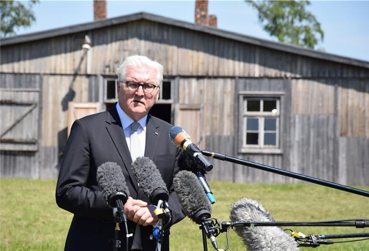Bundespräsident in der Gedenkstätte Sandbostel Mit Frank-Walter Steinmeier besuchte zum ersten Mal ein Bundespräsident die Gedenkstätte Lager Sandbostel auf dem Areal des ehemaligen Kriegsgefangenenlagers.