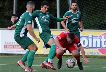 Mit fünf Treffern ist Jan Speer (rotes Trikot) vom SV Brake gemeinsam mit Dennis Wego vom TSV Abbehausen in der Torjägerliste Fünfter.