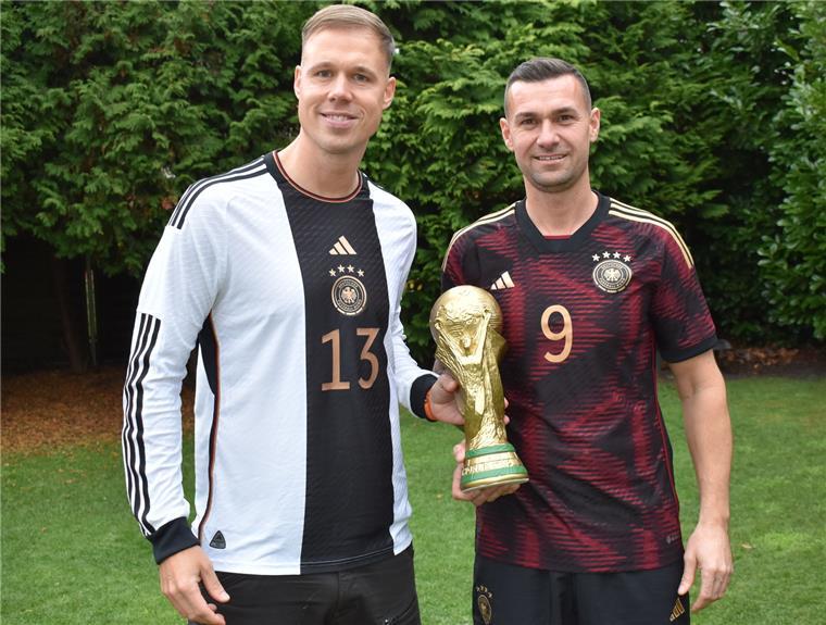 Bremerhavener Fans in Katar: Acht WM-Spiele in vier Tagen Dennis Jesionek (links) und Patrick Temmen mit einem Fußball-WM-Pokal.