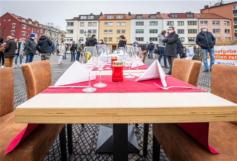 Gastronomen fordern Perspektive für Öffnungen Mit gedeckten Tischen machten die vom Lockdown betroffenen Hoteliers und Gastronomen am Montag auf dem Theodor-Heuss-Platz auf ihre Situation aufmerksam.