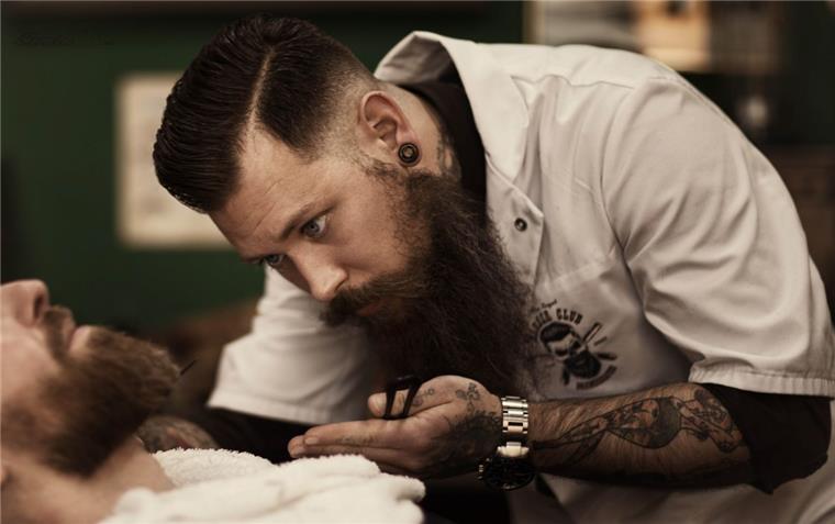 Mit geübter Hand bringt Norman Möbius in seinem Barber Shop den Bart eines Kunden in Form.