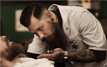 Mit geübter Hand bringt Norman Möbius in seinem Barber Shop den Bart eines Kunden in Form.