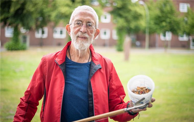 Rentner sammelt Kippen in Bremerhaven auf Mit Greifzange und Maxi-Joghurt-Eimer zieht Rolf Schenck viermal die Woche los und sammelt Zigarettenkippen. Foto: Hartmann
