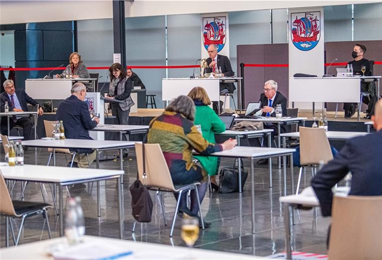Politikerstreit künftig auch per Video erlaubt Mit großem Abstand tagte die Bremerhavener Stadtverordnetenversammlung am Donnerstag im Fischbahnhof.