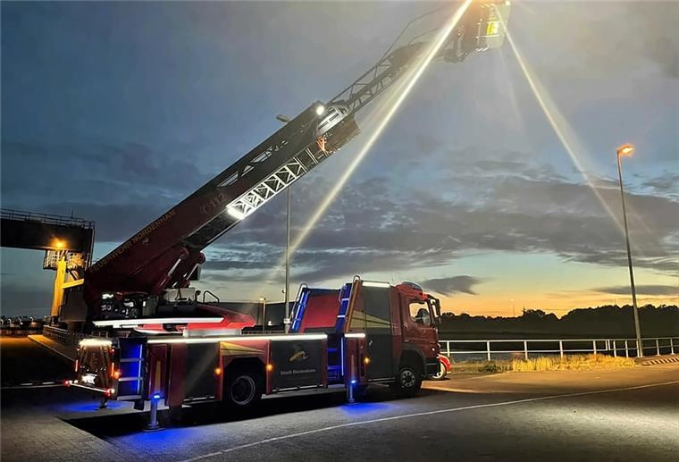 Mann in der Weser vermisst: Die Suche ist offiziell eingestellt worden Mit großem Aufwand wurde an und auf der Weser nach dem Vermissten gesucht.