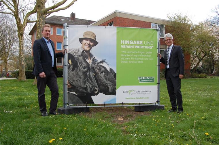 Stadt Brake bekennt sich zur Landwirtschaft Mit großen Plakaten wird vor dem Rathaus auf die Bedeutung der Landwirtschaft hingewiesen.
