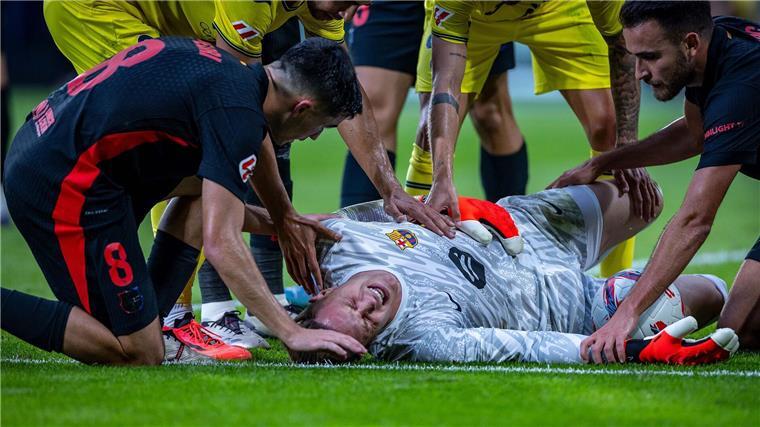 Mit großen Schmerzen blieb ter Stegen auf dem Rasen liegen. 