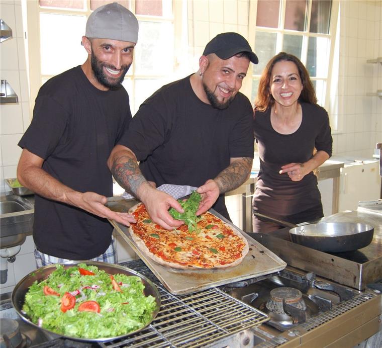 Ein neues Restaurant eröffnet in Hagen Mit handgefertigter Pizza und mediterranen Gerichten wollen Fatih, Miguel und Maria (von links) ihre Gäste verwöhnen. Das Restaurant „Da Maria“ eröffnet am Mittwoch, 1. August, um 17.30 Uhr.