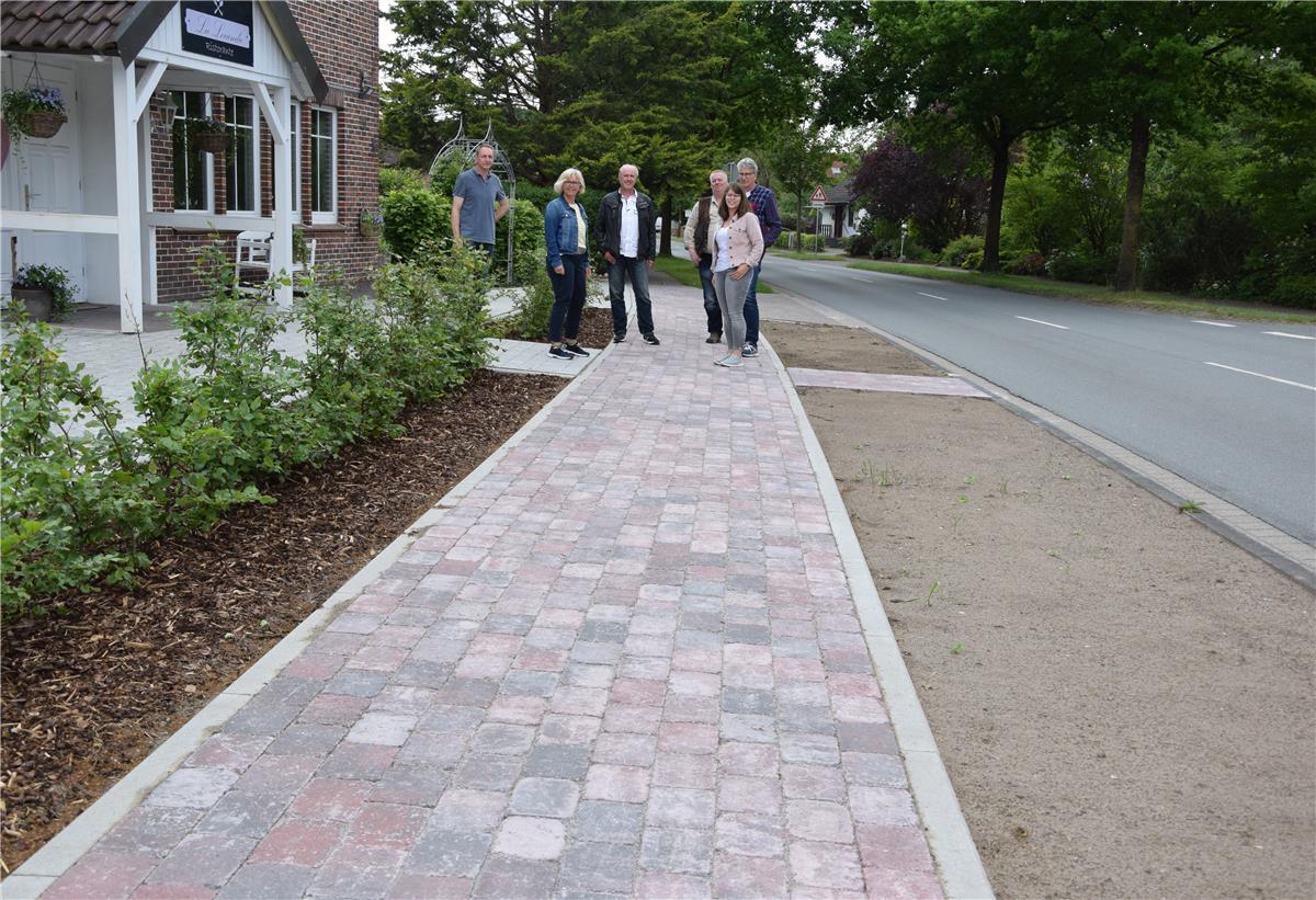 Mit Hecke, neuem Fußweg und einer angesäten Grünfläche aufgewertet: Einmündungsbereich der Schmiedestraße an der Landesstraße.