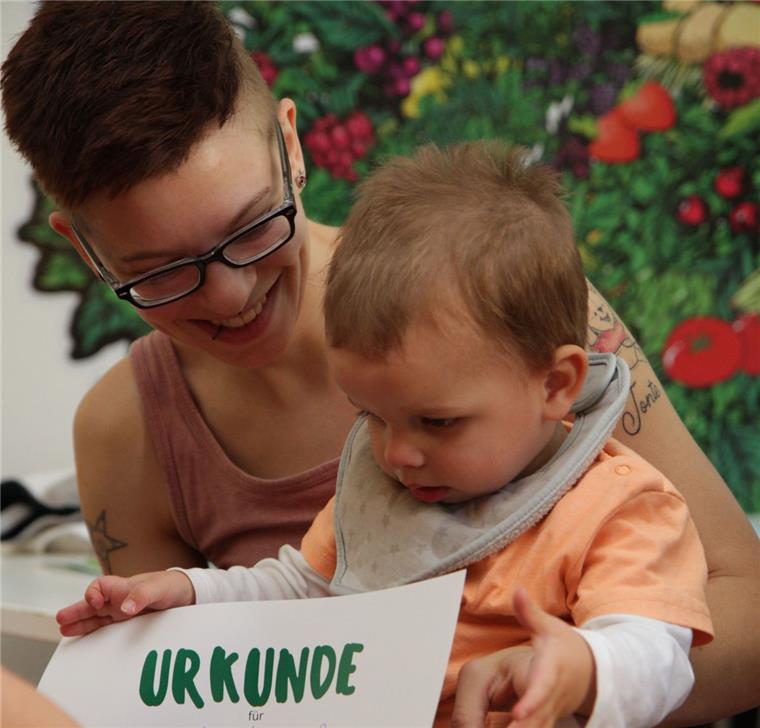 Kleiner Jonte aus Horstedt kann nun selber essen Mit herzlicher Gratulation: Nach dem Aufenthalt in der Esslernschule in Graz erhielt Jonte – hier mit seiner Mutter - eine Urkunde.