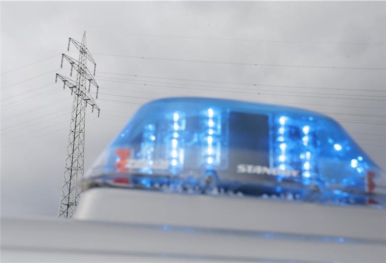 Verrückt! Mann stiehlt mit Kran vier Tonnen Aluminium Ein Polizeiauto mit Blaulicht steht vor einem Strommast.