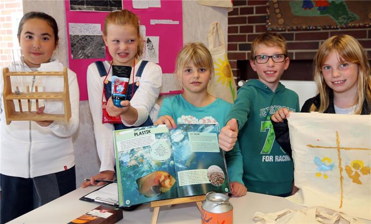 Tarmstedt: Grundschüler setzen Zeichen in Sachen Umwelt Mit Hilfe mehrerer Teefilter haben Grundschüler aus Tarmstedt Mikro-Plastik aus einer Tube Körperpeeling herausgefiltert.