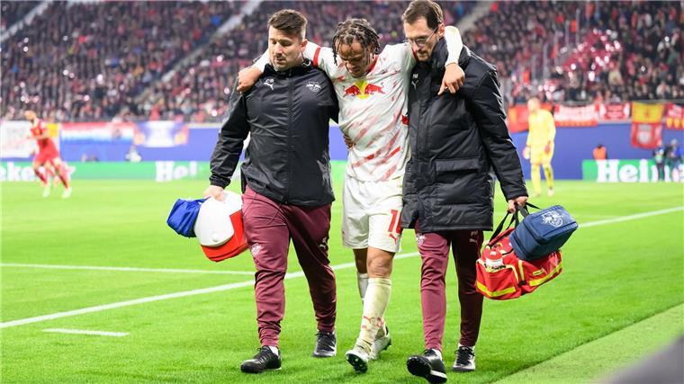 Mit Hilfe von zwei Betreuern verließ Xavi Simons den Platz.