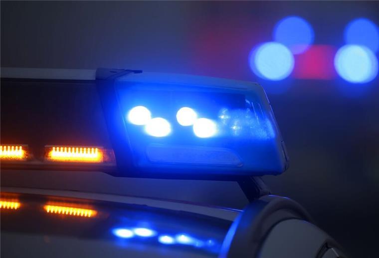 Heftiger Crash in der Nacht! 17-Jähriger rast gegen Haus und reißt Ecke des Gebäudes weg Ein eingeschaltetes Blaulicht leuchtet auf einer Polizeistreife.