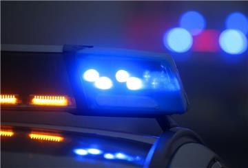 Ein eingeschaltetes Blaulicht leuchtet auf einer Polizeistreife. 